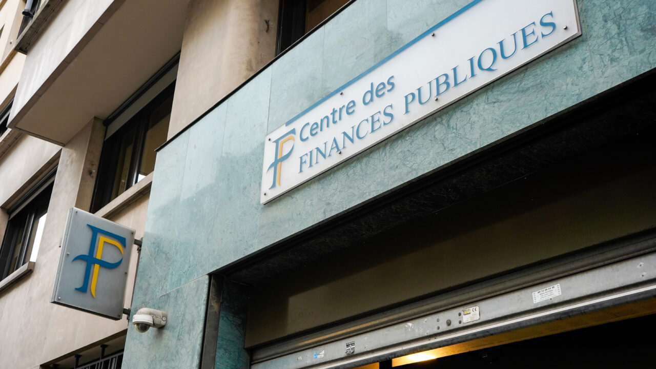 Les suicides massifs dans les services fiscaux français révèlent un déclin inquiétant de l’État