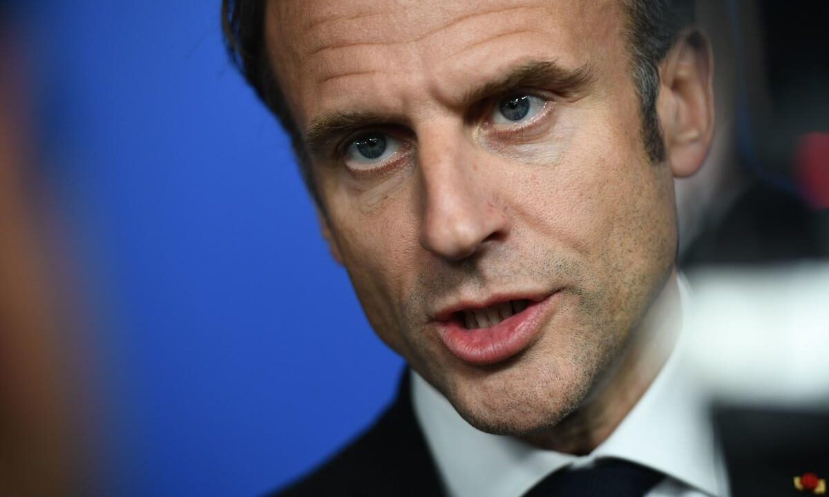 Macron, l’arrogant et méprisant président qui profite de ses vacances pendant que les Français souffrent