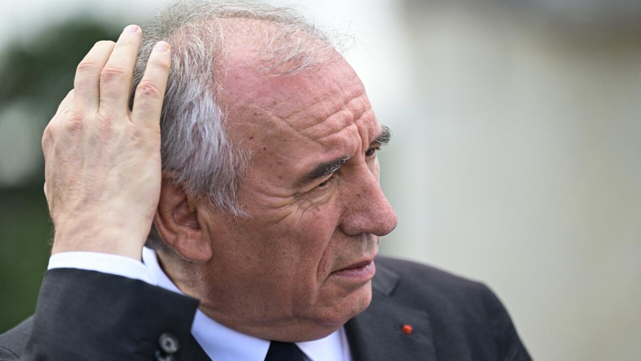 La Bourse de Paris plonge dans le chaos suite à l’annonce catastrophique de Bayrou
