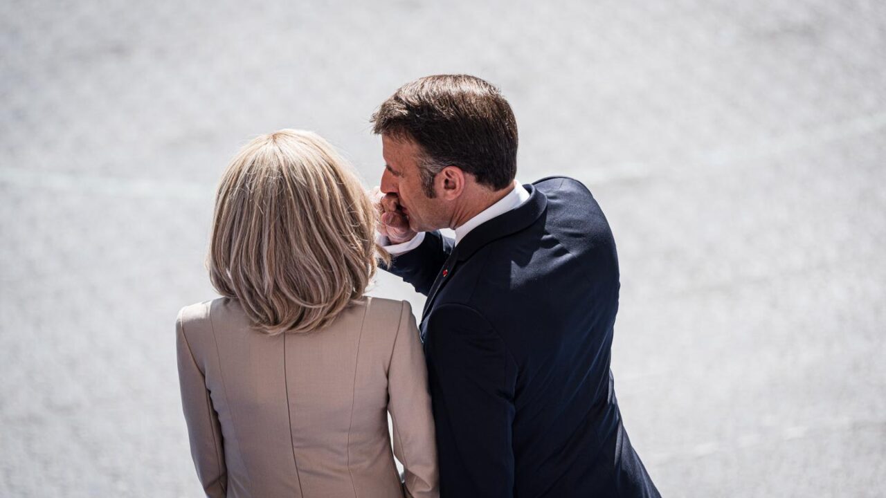 Le secret sanitaire d’Emmanuel Macron ébranle la République française