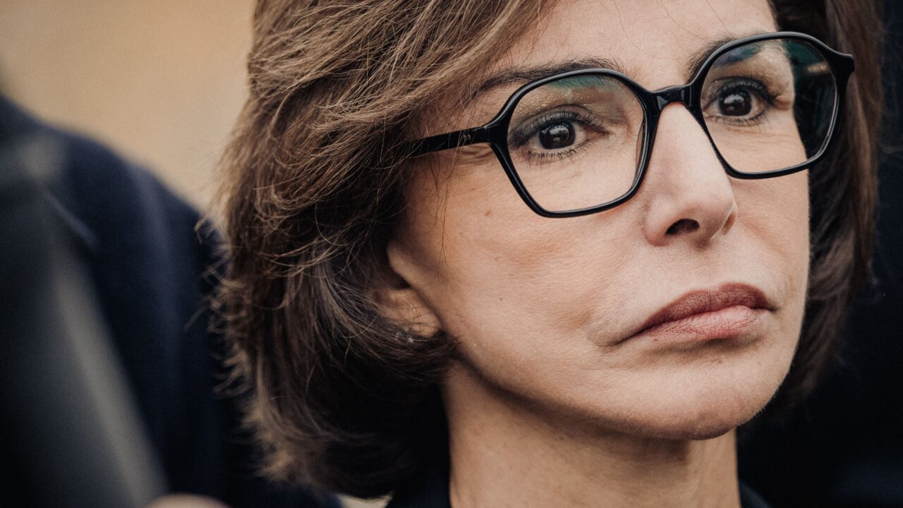 Des perquisitions dans les résidences de Rachida Dati sous le regard inquiet du public