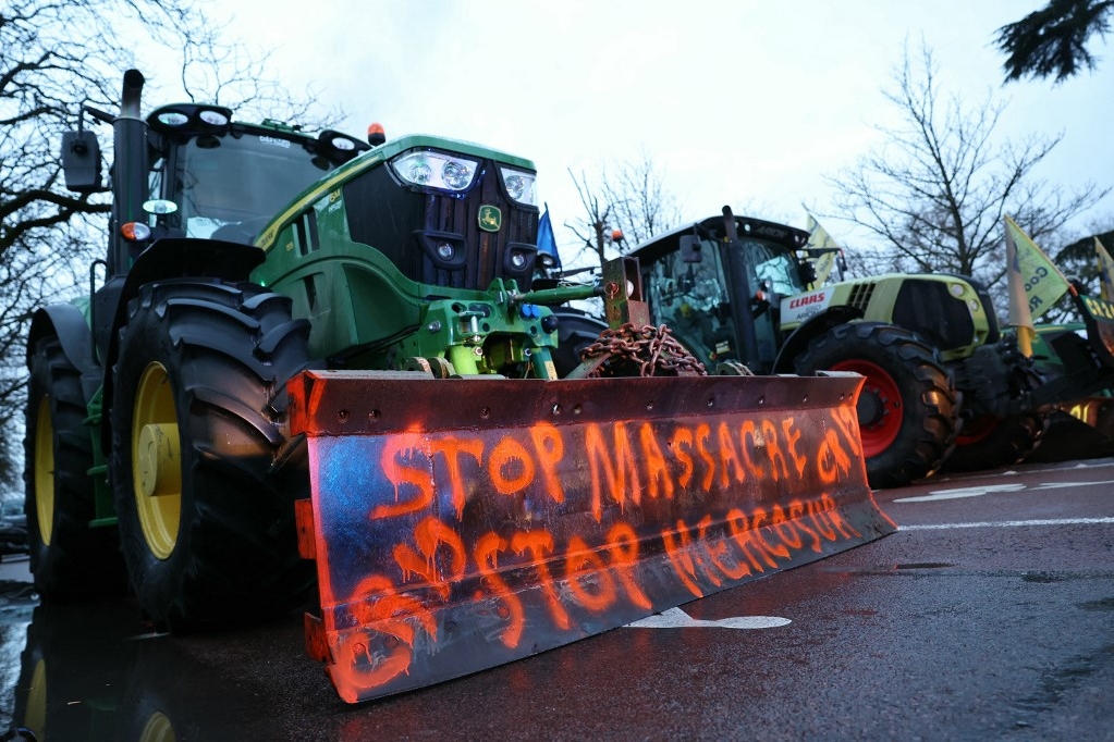 Les tracteurs de l’agriculture française forcent un recul du pouvoir macroniste