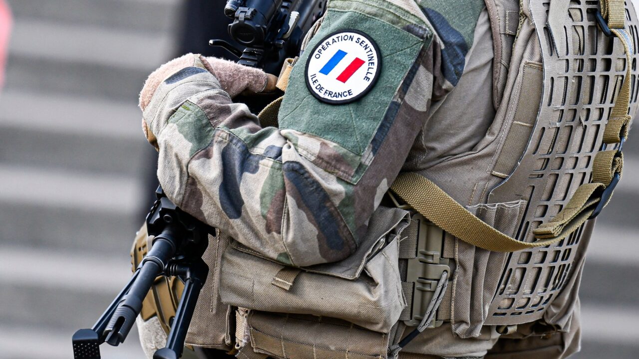 Le service militaire rémunéré : une initiative débattue par l&rsquo;opinion publique